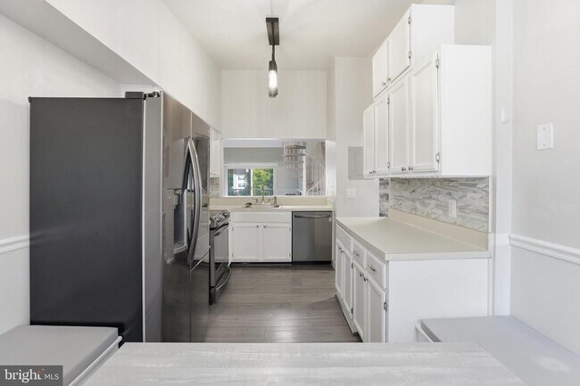 Building Photo - 20309 Beaconfield Terrace