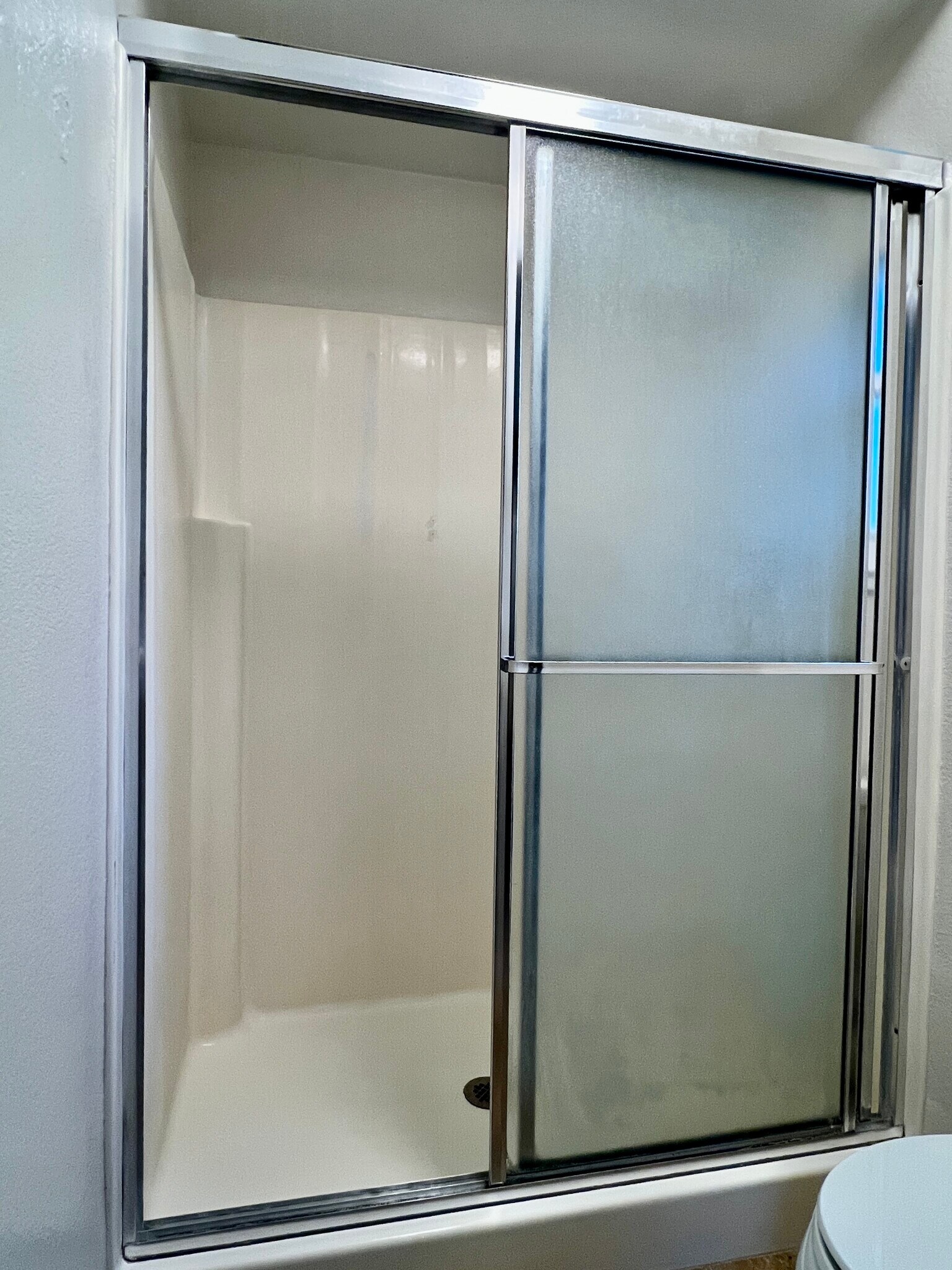 Master bedroom bathroom - 7520 Silvertree Ln