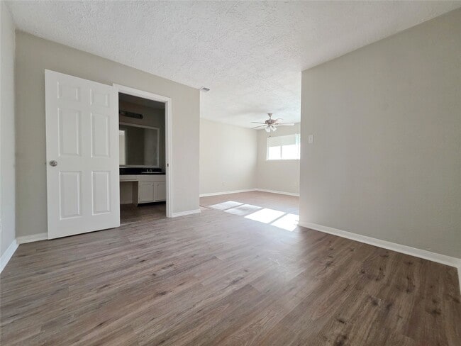 Building Photo - 2046 Lexington Woods Dr