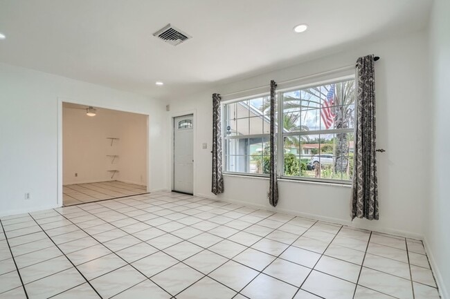 Building Photo - 2730 SW 17th St