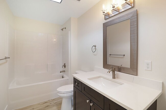 Building Photo - 3 Bed 2 Bath - Excellent Condition - WSG Included - Pet Friendly - Island Hospital