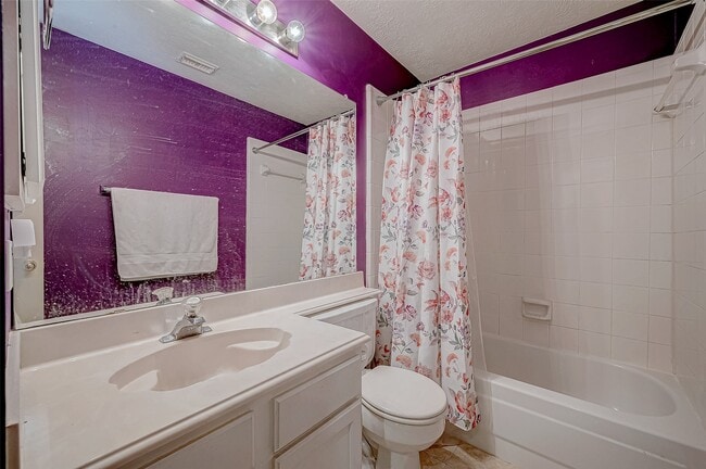 Building Photo - 7030 River Garden Dr