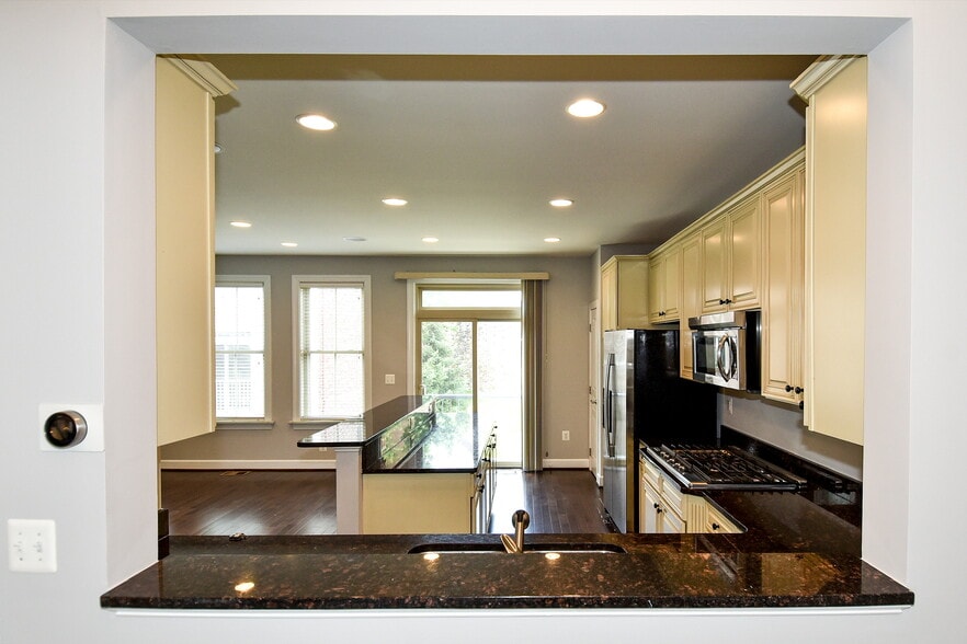 Building Photo - 2602 S Kenmore Ct