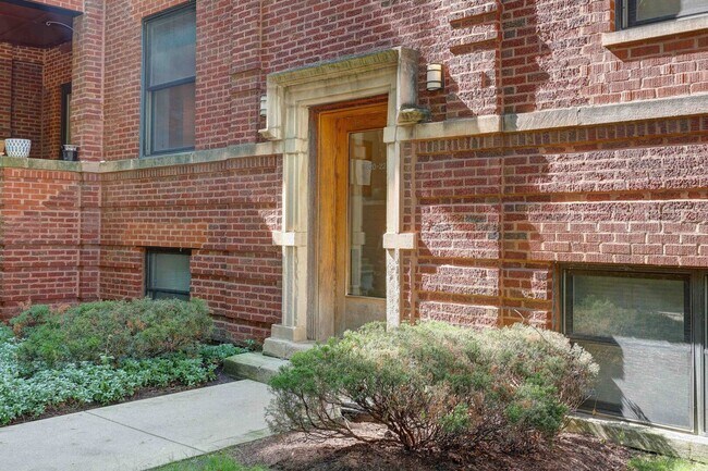 Building Photo - 6620 N Ashland Ave