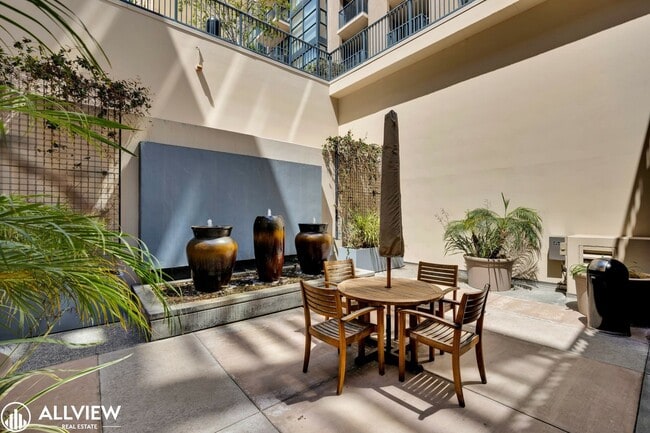 Building Photo - Location, Luxury, and Lifestyle – Top Floo...