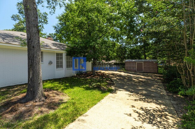 Building Photo - Charming 4-Bed, 2.5-Bath Home in the Heart...