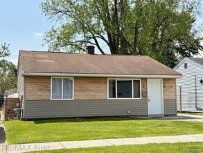 Building Photo - 1492 E Woodruff Ave