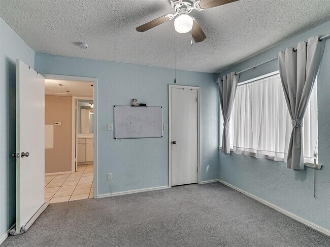 Building Photo - 1703 E Lindsey St