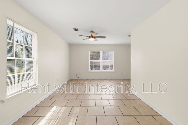 Building Photo - 735 Putnam Dr