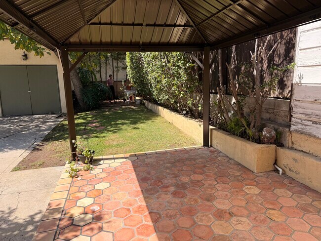 Building Photo - 939 Hammond St