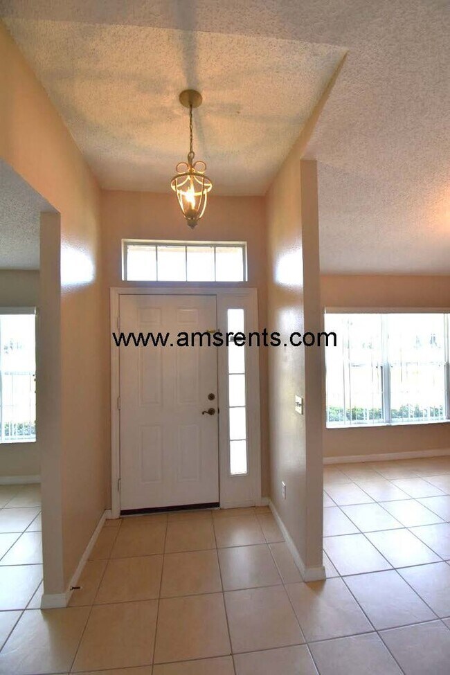 Building Photo - Spacious 3 bedroom 2 bath in Poinciana