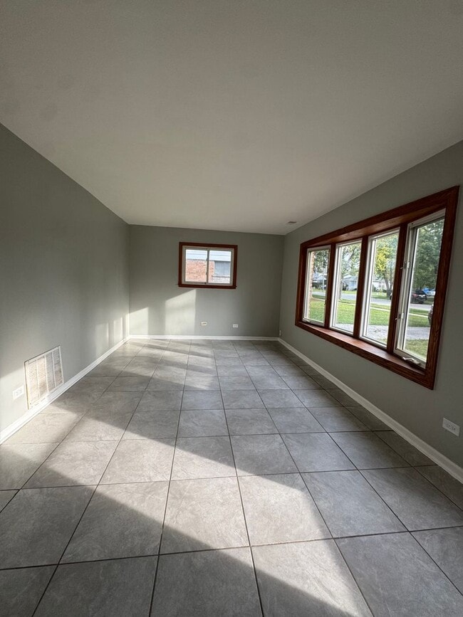 Building Photo - 2 Bedroom Ranch Home now available in Calu...