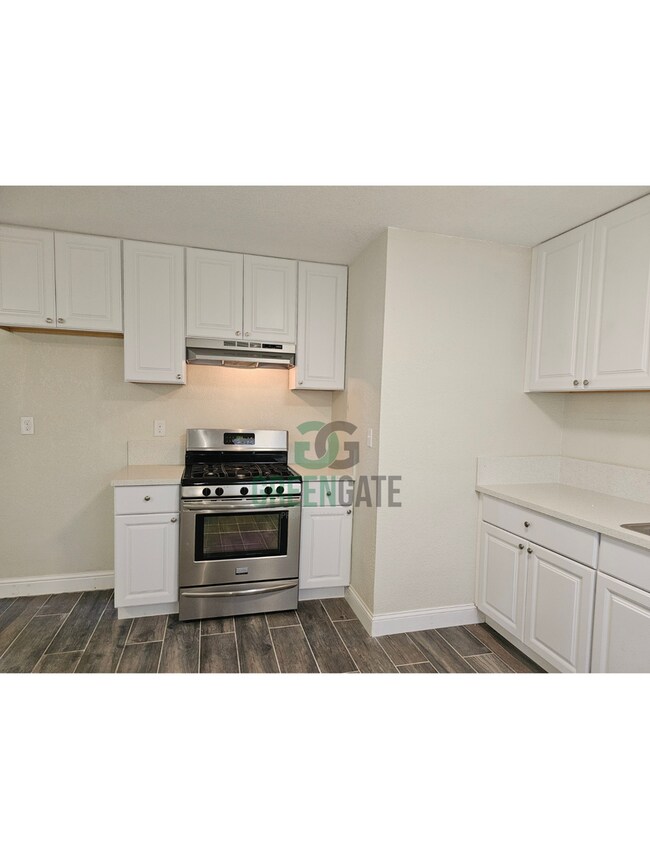 Building Photo - 901 Valente Way
