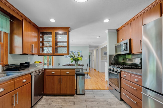 Building Photo - 46 Steamboat St