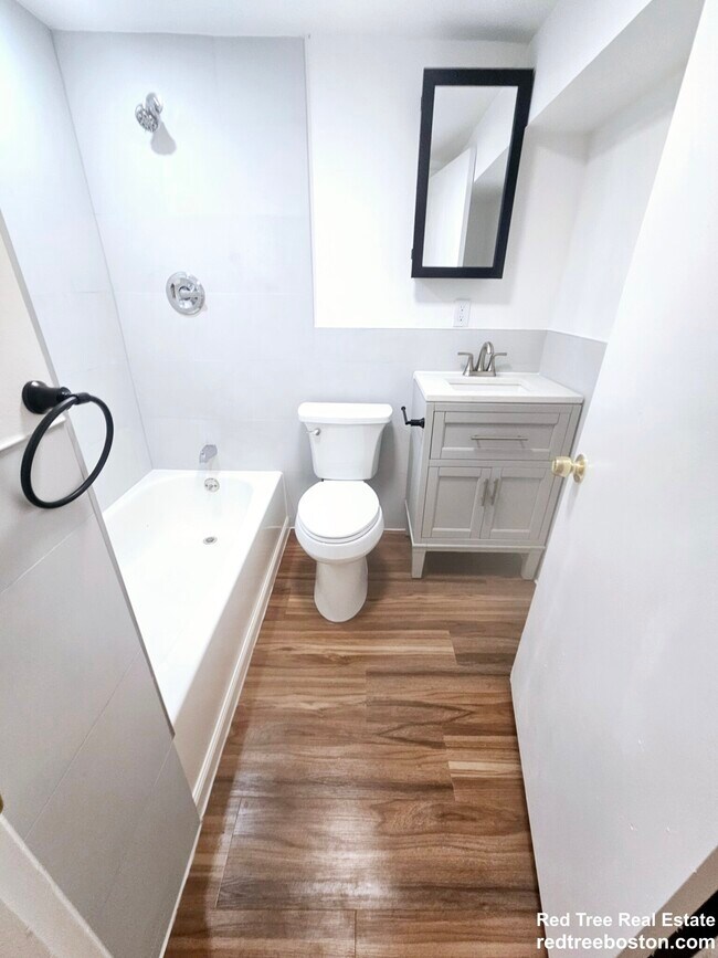 Building Photo - 684 Parker St