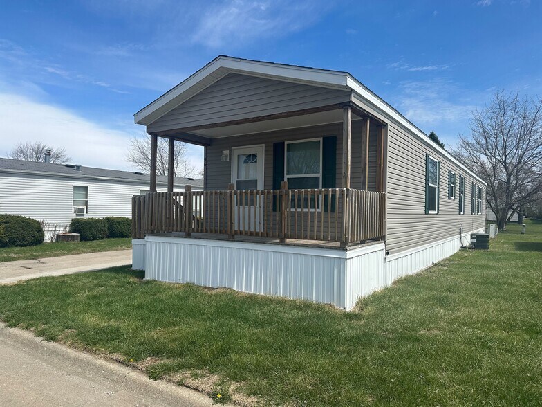 Building Photo - 1961 Four Seasons Dr