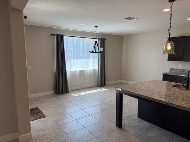 Building Photo - Newer Modern 4 Bedroom 3.5 Bath w/ Bedroom...
