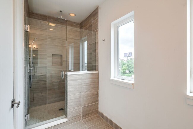 Building Photo - Northern Liberties Townhome with Garage