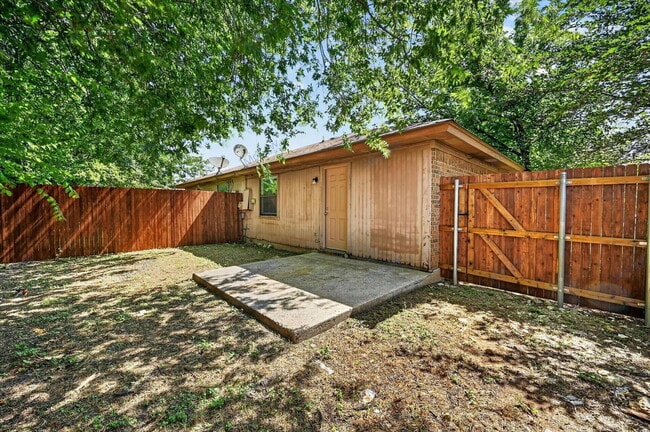 Building Photo - 6706 S Creek Dr