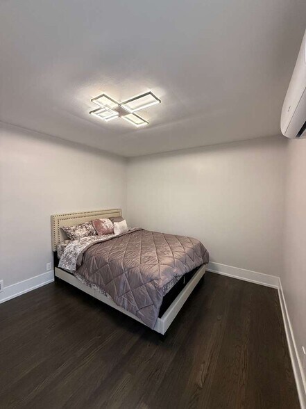 Building Photo - 4846 W Roscoe St