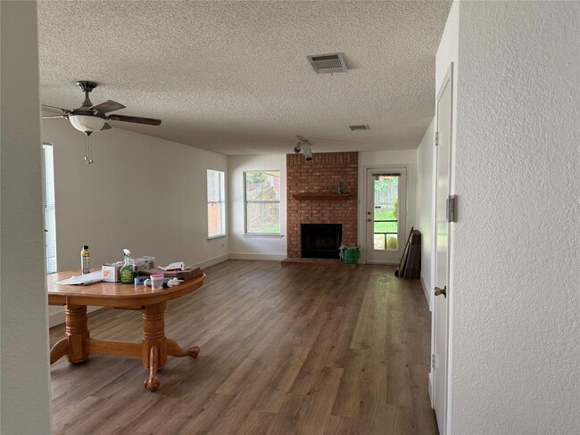 Building Photo - 709 Shade Tree Dr