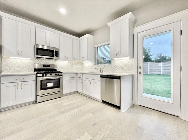 Building Photo - 2415 Lakey Cv