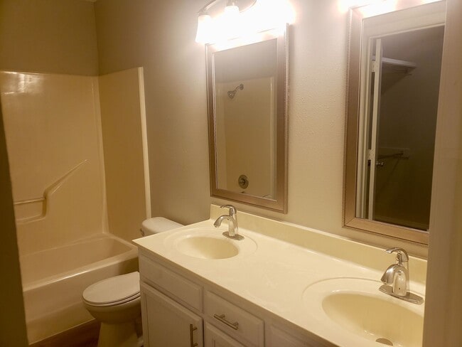 Building Photo - Kickapoo High District w/ Walk-In-Closet