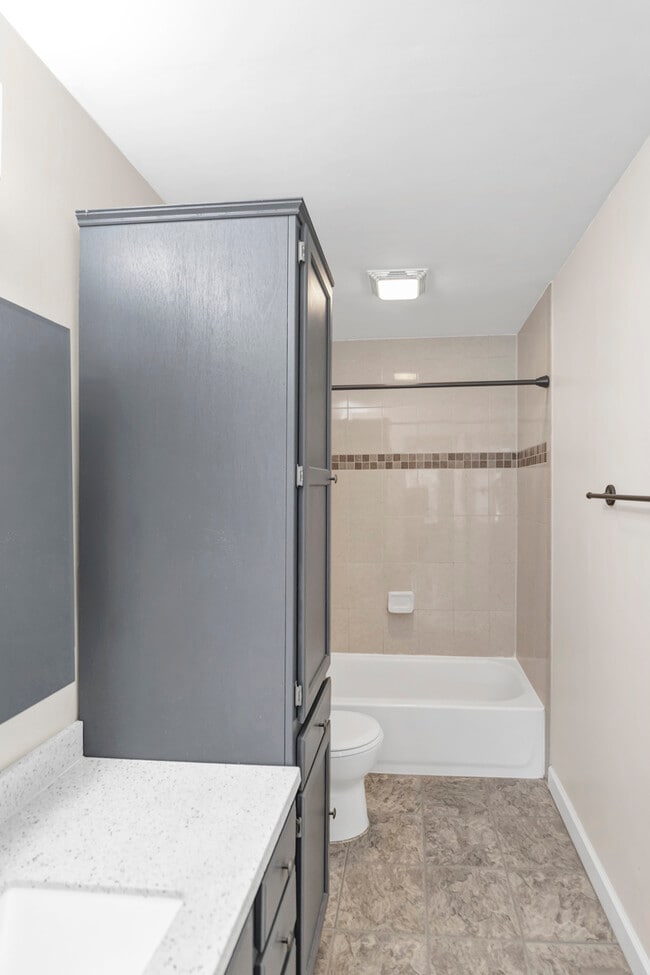 Building Photo - 939 Shorewood Dr
