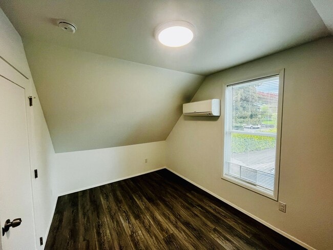 Building Photo - Newly Remodeled Apartment in the Center of Downtown Poulsbo!