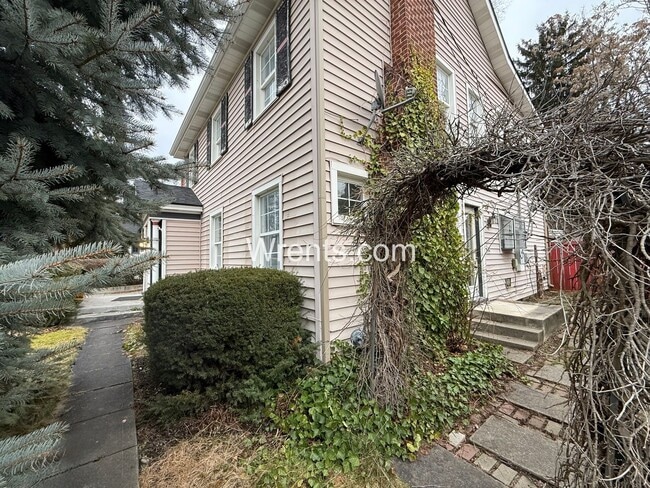 Building Photo - Beautiful 3 bed 2 bath updated home! Half off first months rent!