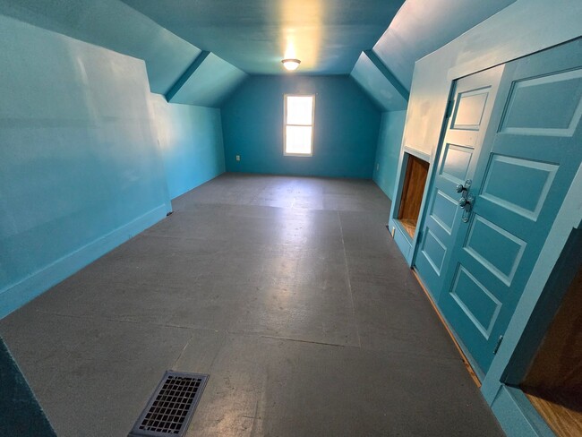 Building Photo - $1,600 - 3 Bedroom 2.5 Bath Home