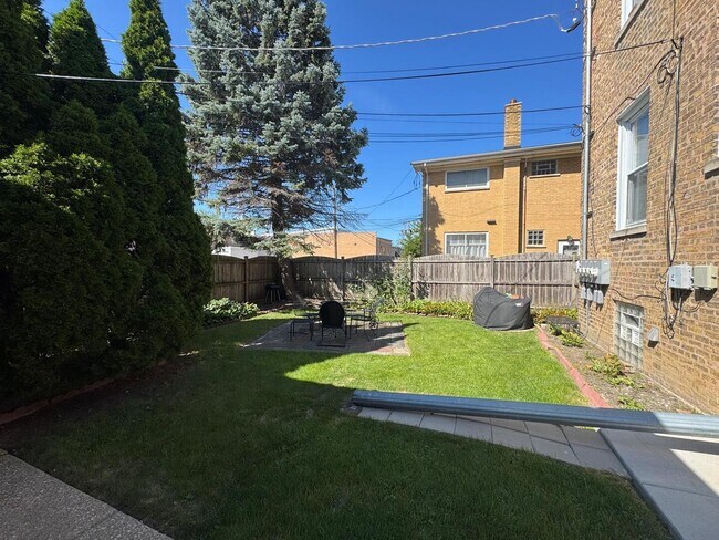Building Photo - 4827 Elm St