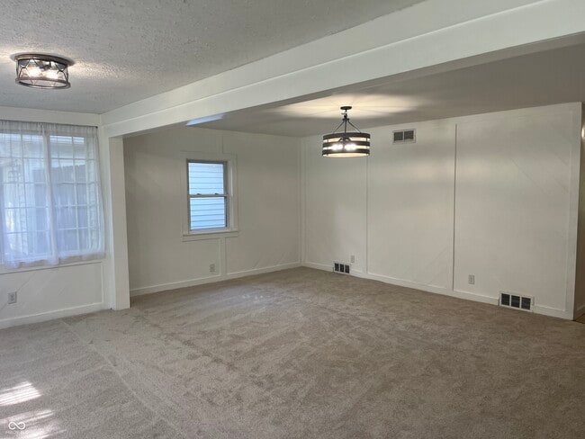 Building Photo - 9860 E 600 S