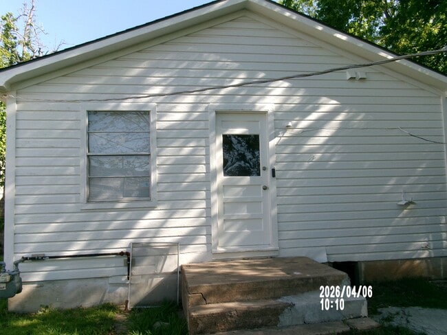 Building Photo - 2112 SW A Ave