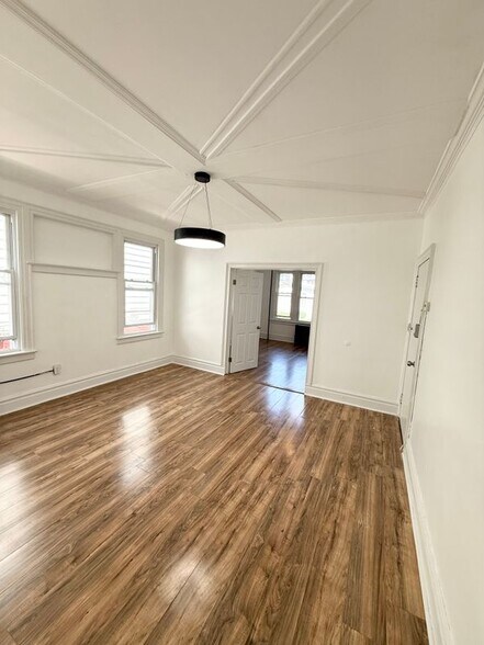 Building Photo - 92 Schofield St