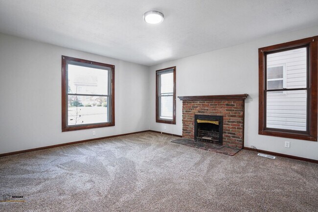 Building Photo - Spacious 3 Bed, 2 Bath in Newark - Move-In...