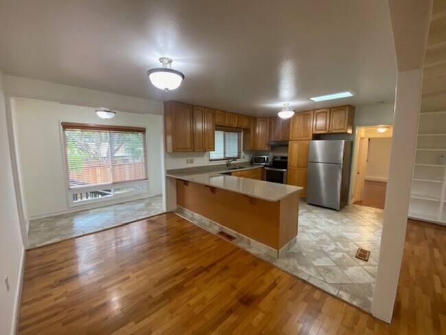 Building Photo - 340 Bishop Ave