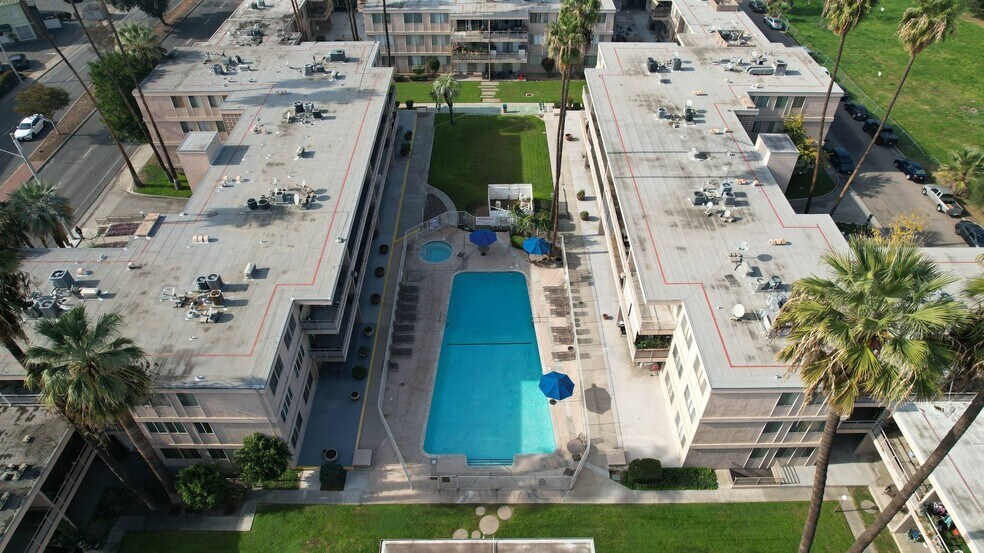 Building Photo - 6979 Palm Ct
