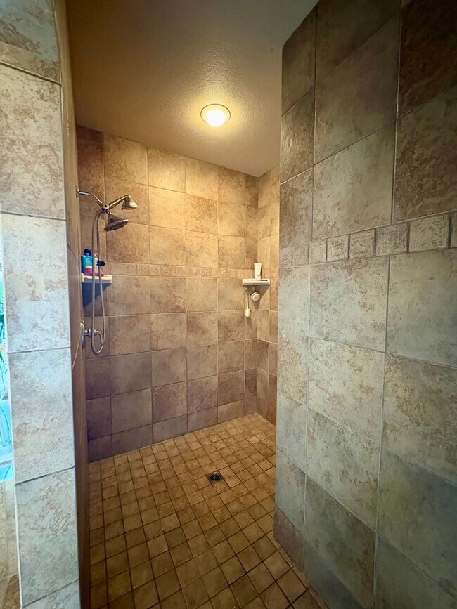 Building Photo - Spacious Luxury Home with Hardwood Floors & Outdoor Living