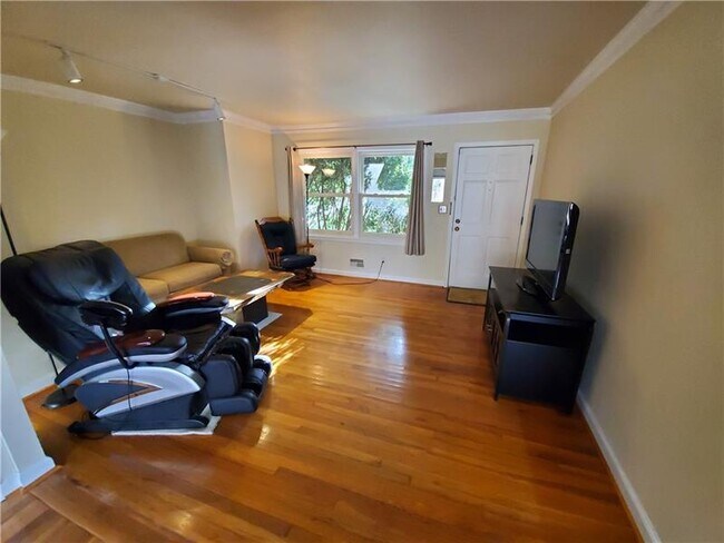 Building Photo - 613 Clairmont Cir