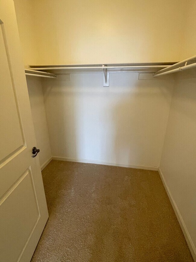 Building Photo - 2BD/2BA Condo located Downtown!