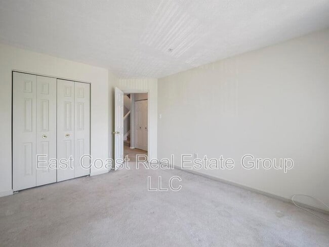 Building Photo - 4910 Edgeware Terrace