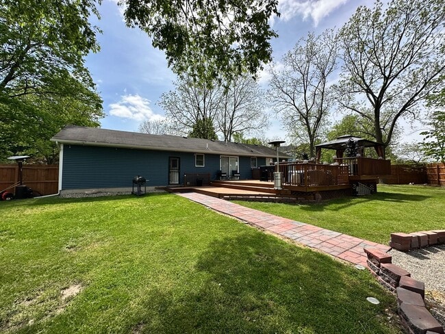 Building Photo - 3 bedroom, 2 Full Bathroom Single Family H...