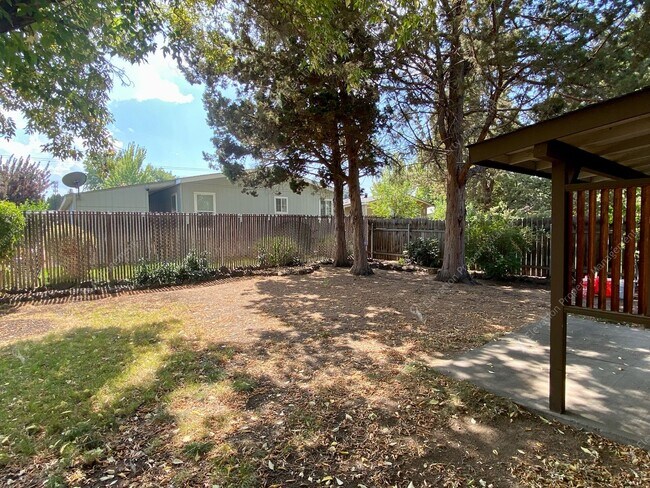Building Photo - Bend Ranch-Style Home with Covered Patio &...