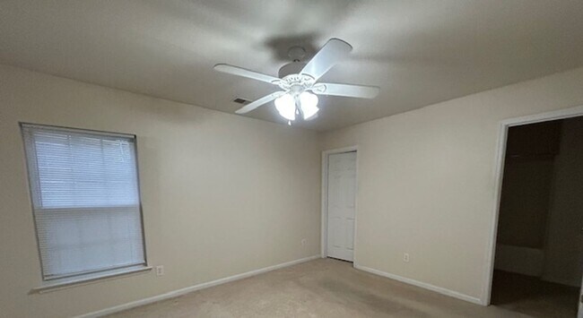 Building Photo - Quaint 3BR /2BA home with new carpet!