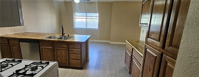 Building Photo - 313 Beethoven St