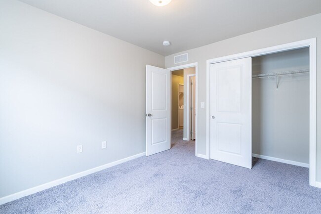 Building Photo - 3 Bedroom, 2.5 Bath Townhome for Rent in P...