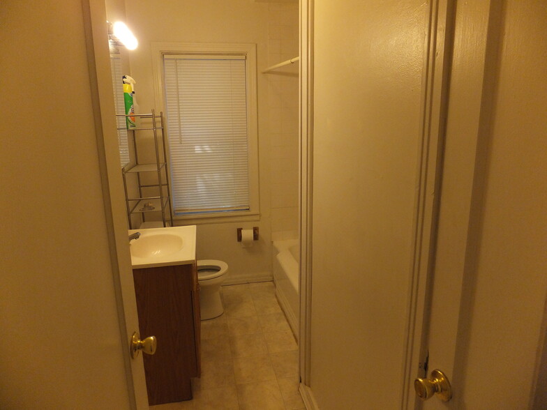 main floor bath - 905 Ashland Rd