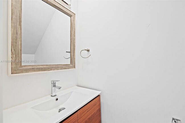 Building Photo - 16681 NE 35th Ave