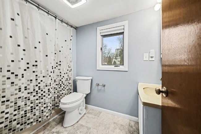 Building Photo - Stunning 3 bedroom rental minutes from downtown - $1800/Month